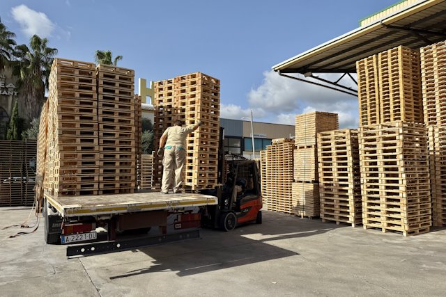 Loading pallets